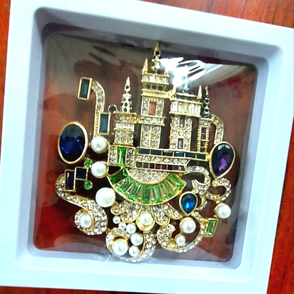 Heidi Daus Jewelry - 🌷SOLD 🌹NWT Brand New Auotentic Heidi Daus  "Cinderella's castle" brooch